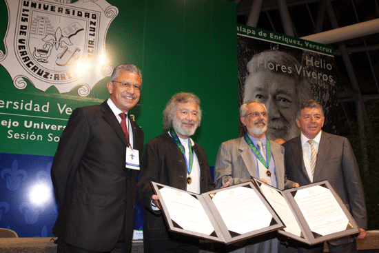 helio-flores-doctor-honoris-causa.gif
