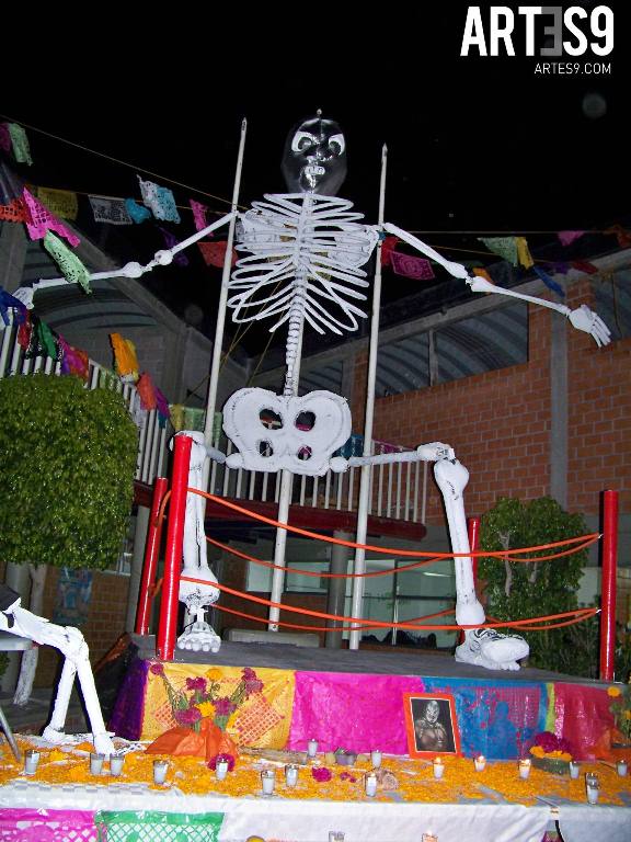 OFRENDA SANTO EL ENMASCARADO DE PLATA.JPG