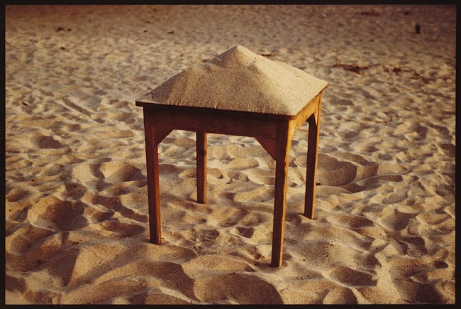 Arena sobre mesa