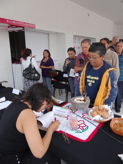 La fila para la firma de libros./BY A9