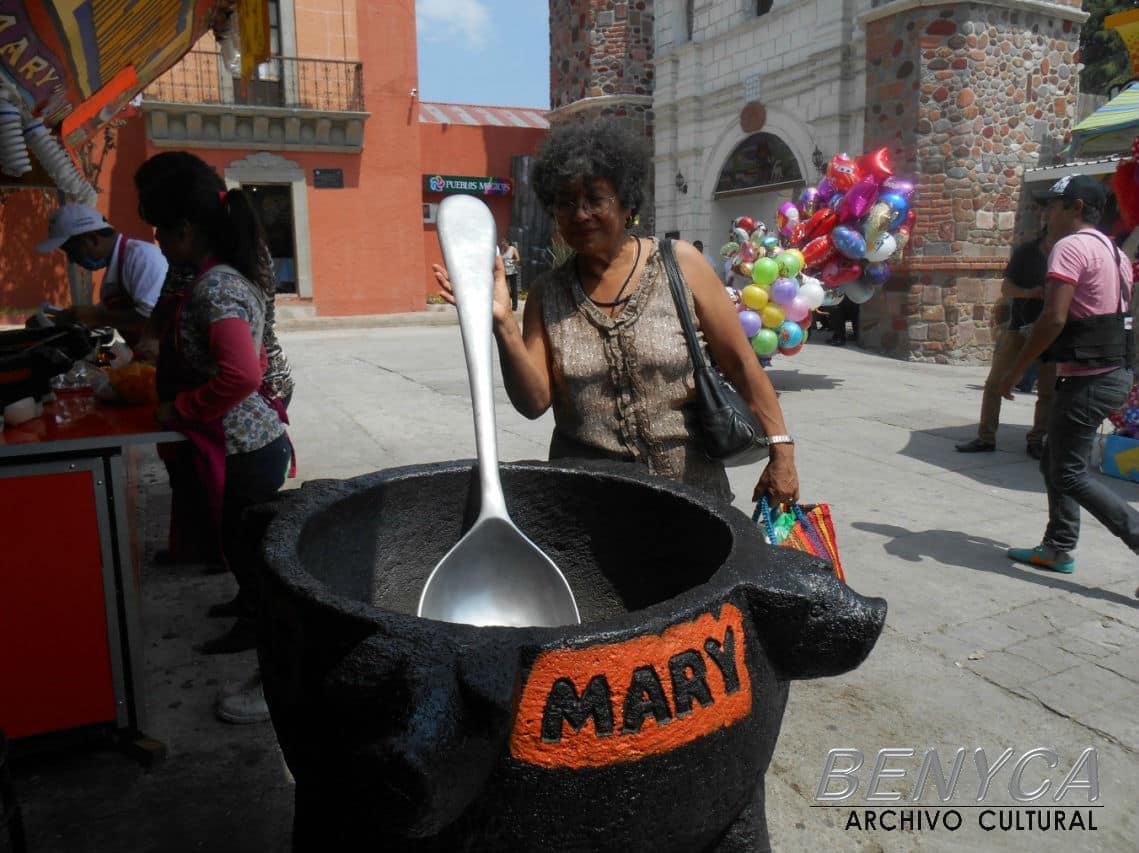 Despu&eacute;s de acabarnos toda la salsa del molcajete de Mary, v&aacute;monos a los toros.
