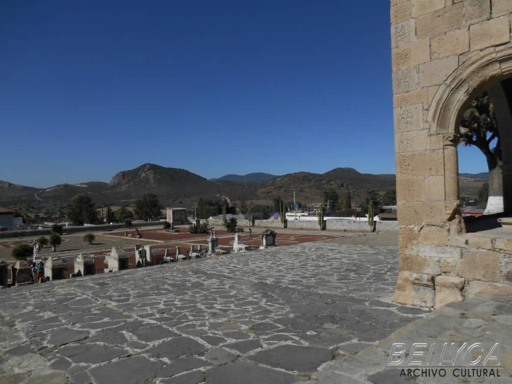 Explanada de la Iglesia de San Andr&eacute;s, Epazoyucan, Hidalgo, con vista al sur.