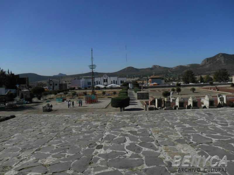 Explanada de la Iglesia de San Andr&eacute;s, Epazoyucan, Hidalgo, con vista al poniente.