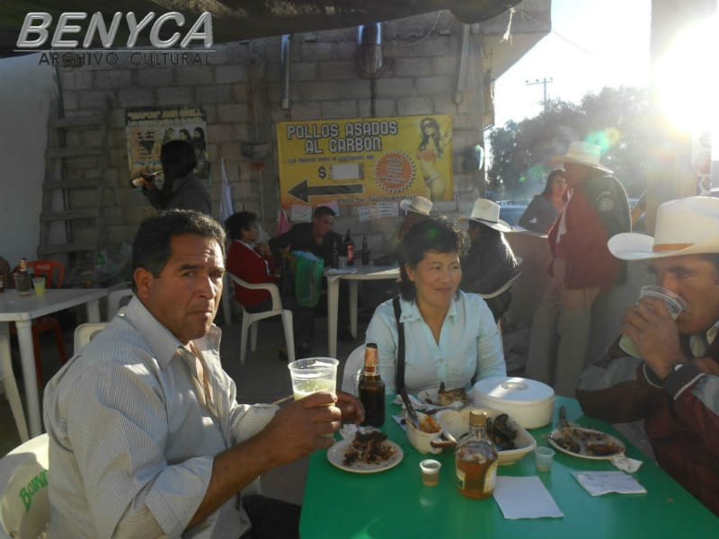 Don Pablo Islas y su distinguida esposa, lectora de Artes9, departiendo con el señor Pedro T&eacute;llez, productor del octli en el Rancho Santa Mónica, Epazoyucan, Hgo.
