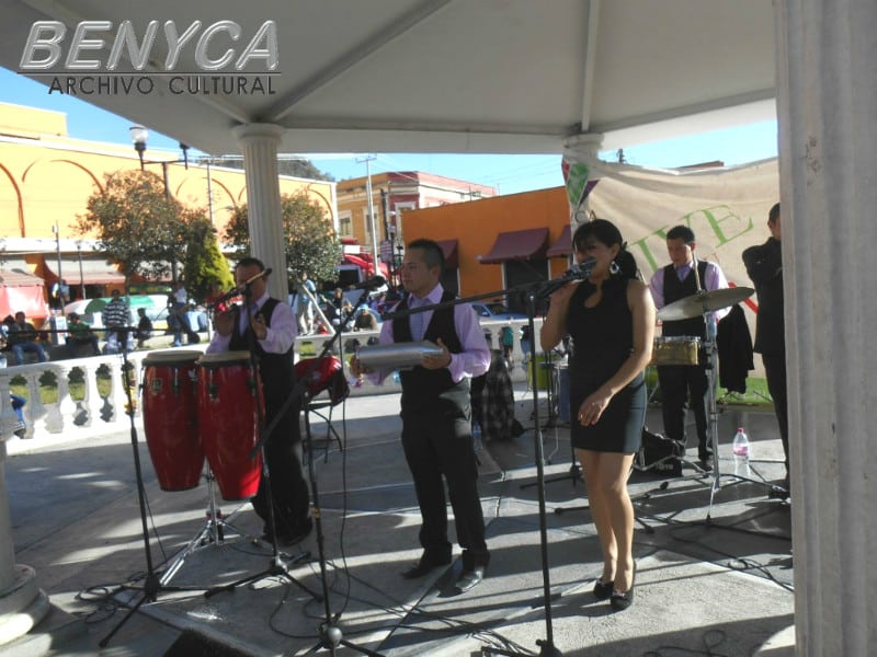 Mónica, Jos&eacute; Guadalupe y Eduardo, vocalistas del conjunto tropical &ldquo;Estrellas del Oasis&rdquo;, De Real del Monte, que amenizaron el baile popular en la Plaza Hidalgo de Pachuca.