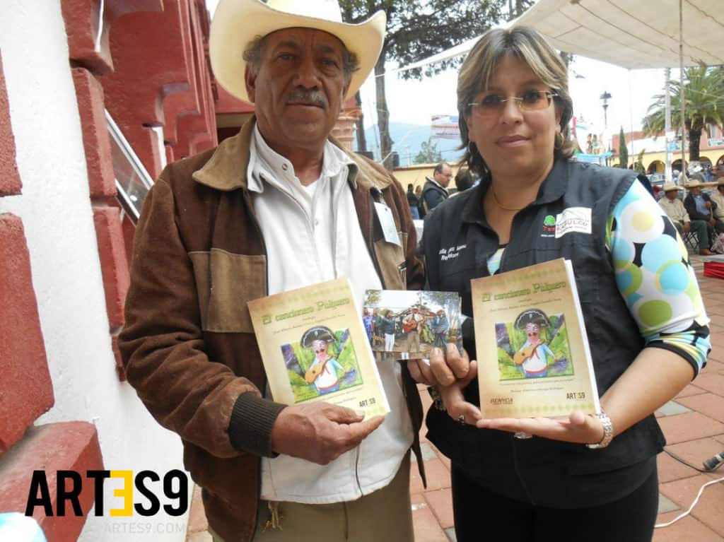 El Cancionero Pulquero no podía estar en mejores manos que en las de la Regidora de Turismo y Cultura de Tepeapulco, Lic. Claudia Islas Méndez y del Trovador del Pulque, Miguel Ortega Franco. Gracias por su gentileza y fino trato, algo normal en usted, Regidora, hacia el personal de Artes9