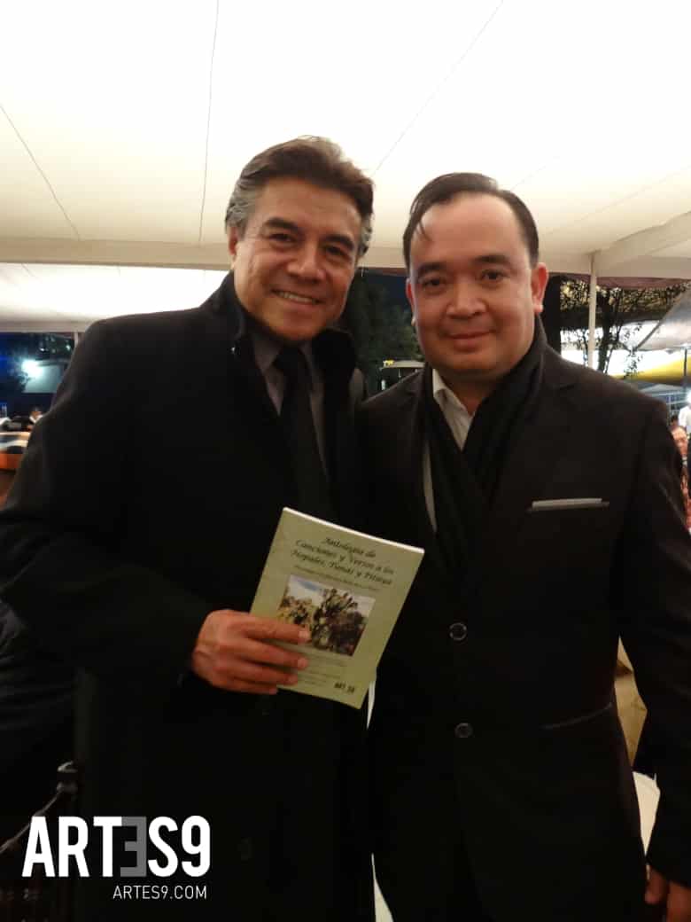 Gil Rivera y Felipe Carrillo con el "Cancionero Nopalero"