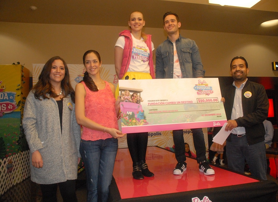 De izq a der.- Tatiana Miñaur, Dafne Molina, Barbie, Poncho Barbosa y Miguel Borges