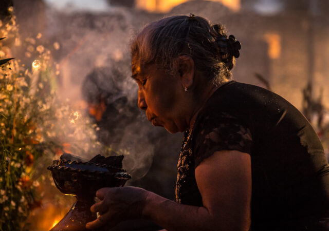 Mujer con copal durante la "alumbrada" de San Andr&eacute;s M&iacute;xquic